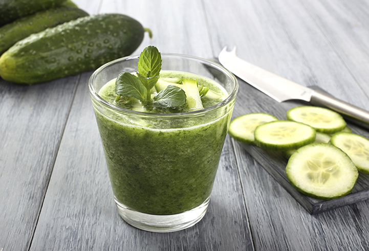 Стакан с огуречным соком