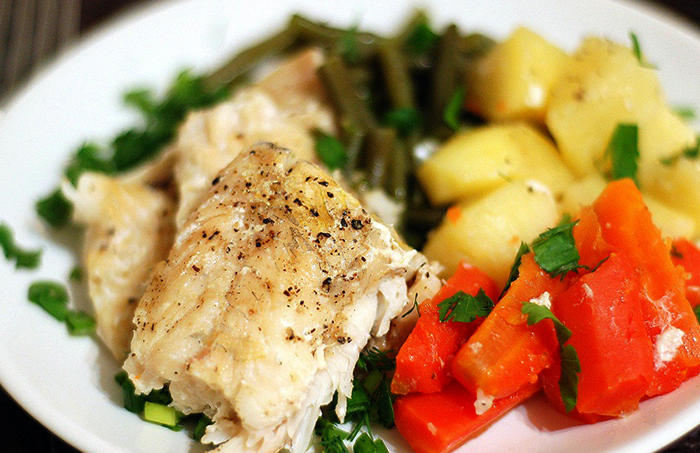 Судак с овощами на пару