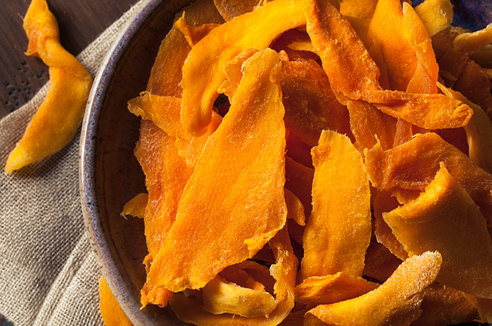 Сушенное манго в сковороде