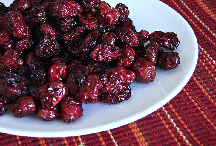 Сушеная клюква в тарелке