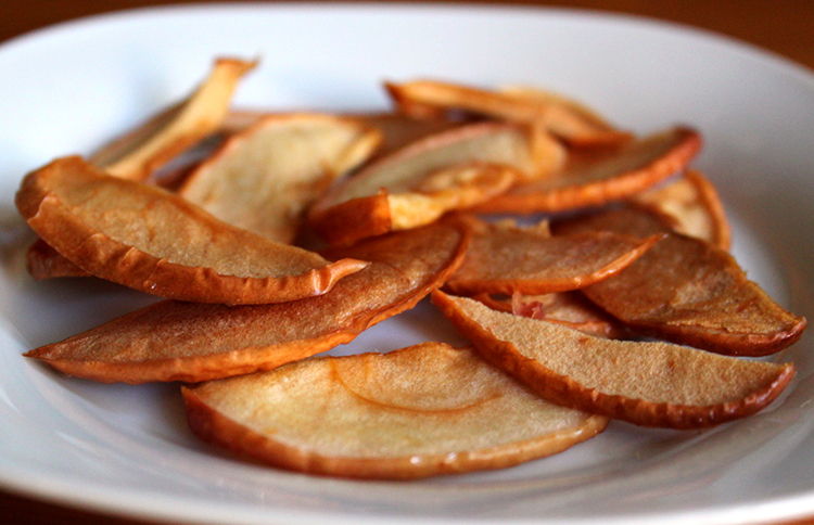 Сушеные яблоки в тарелке