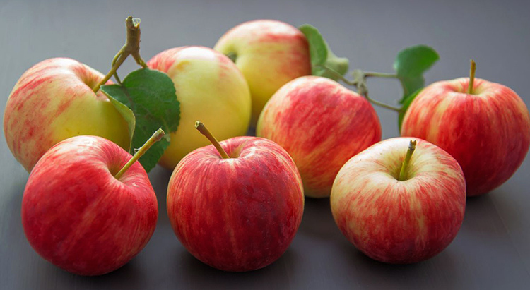 Свежие яблоки