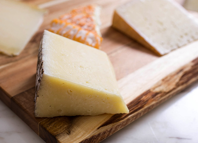 Свежий овечий сыр