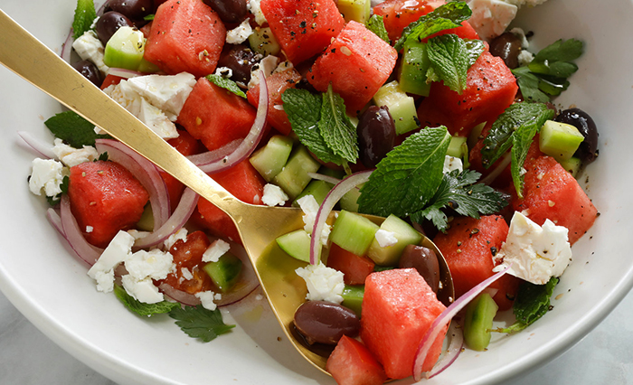 Ложка в греческом салате