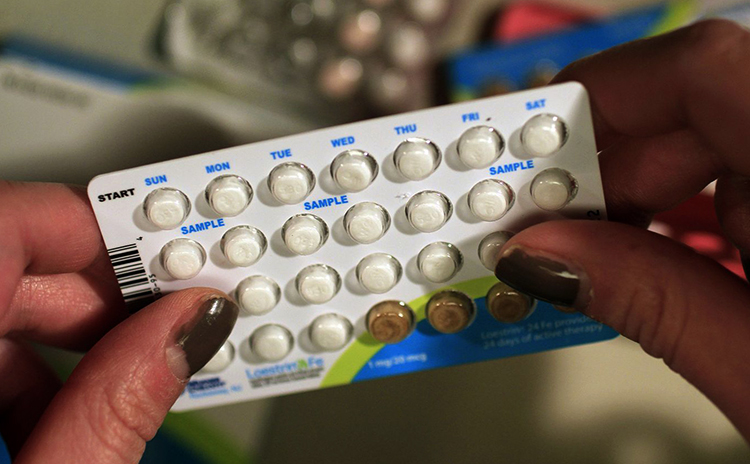 Таблетки в руках