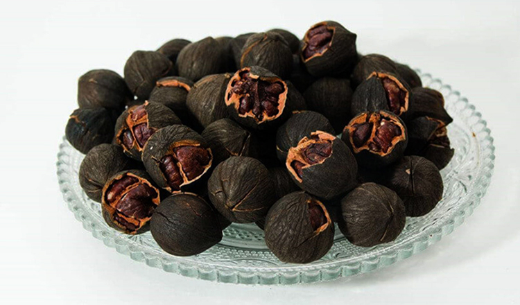 Тарелка с черными орехами