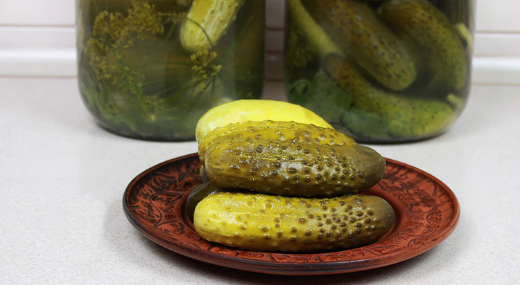 Тарелка соленых огурцов