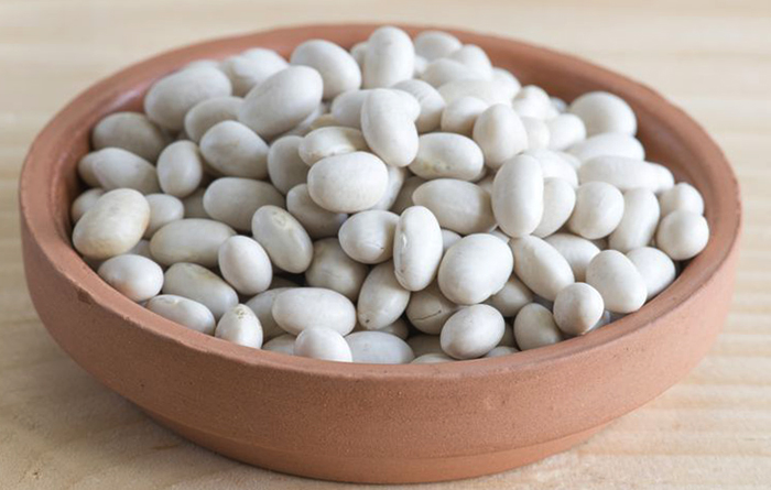 Чаша с белой фасолью