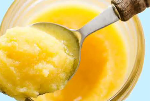 Ложка с маслом гхи