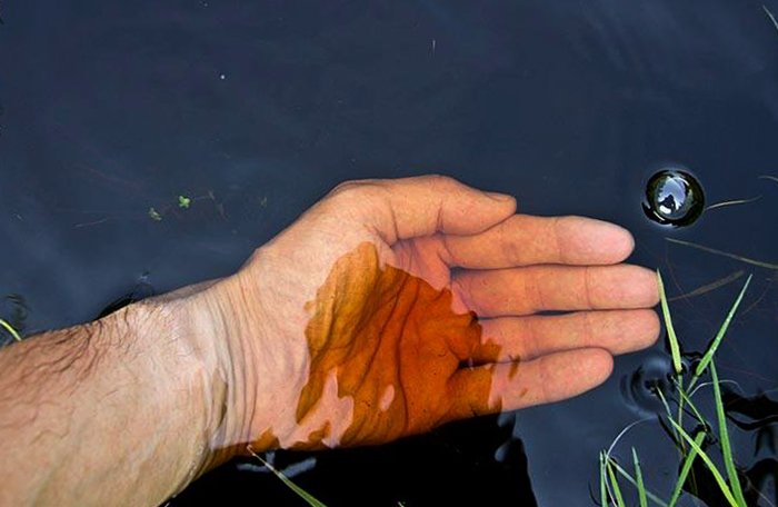 Торфяная вода в руках