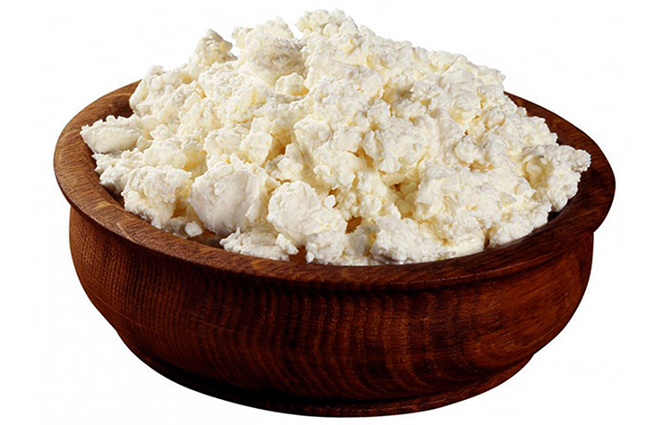 Творог в деревяной чаше