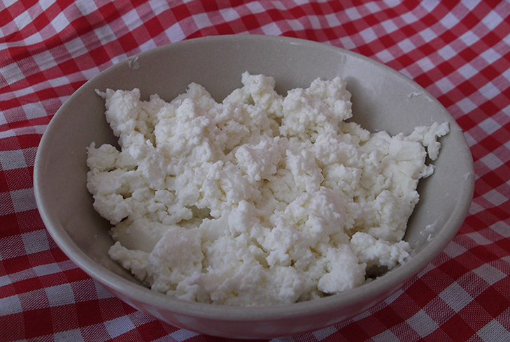 Творог в тарелке