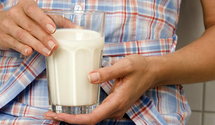 Человек с кефиром