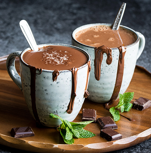 2 чаши горячего шоколада