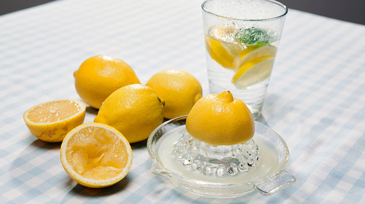 Вода и много лимонов