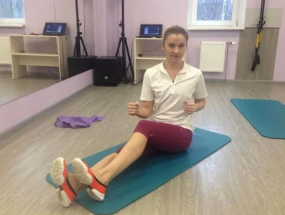 Женщина показывает как ходить на ягодицах