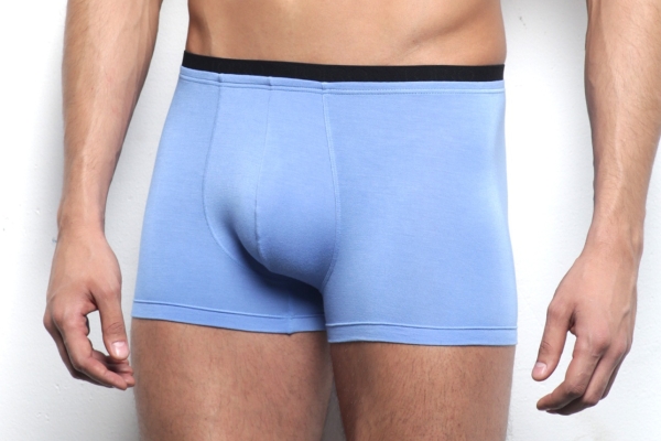 мужчина в трусах