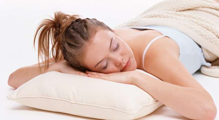 девушка спит