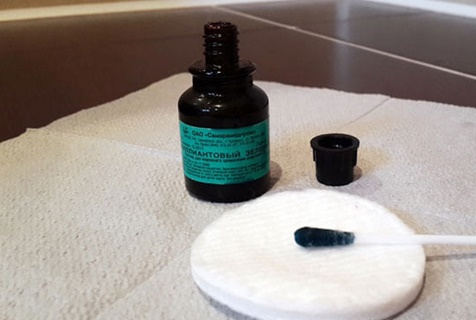 зеленка на ватной палочке